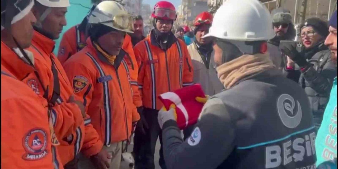 Türk Arama Kurtarma Ekibinden Venezüellalı Ekibe Türk Bayrağı Hediyesi