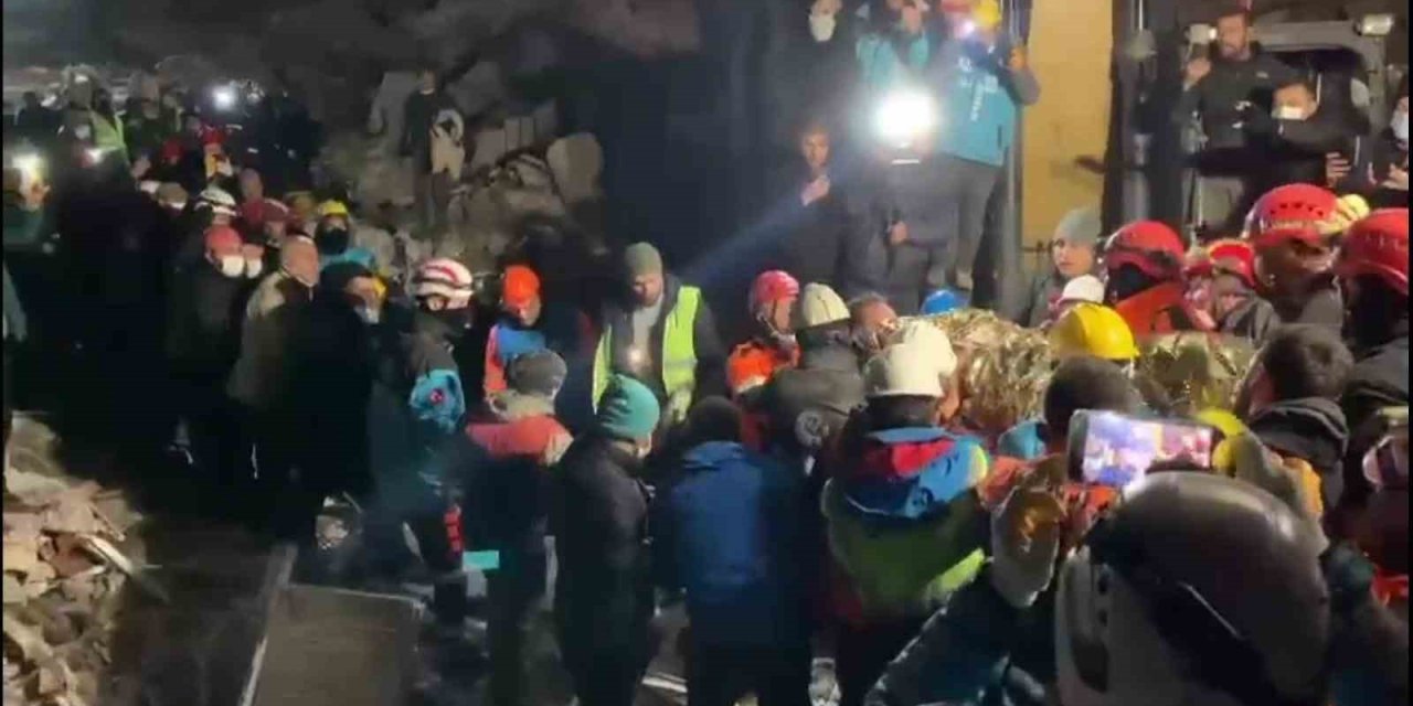 Hatay’da 62 Yaşındaki Mehmet Amca 160 Saat Sonra Enkazdan Kurtarıldı