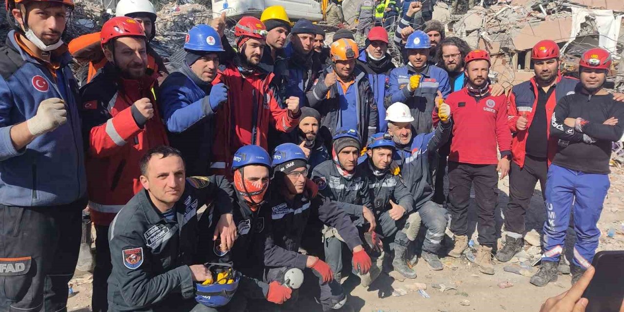 Türk, Ermeni Ve Abd’li Ekip 2 Kadını Enkazdan Sağ Çıkardı