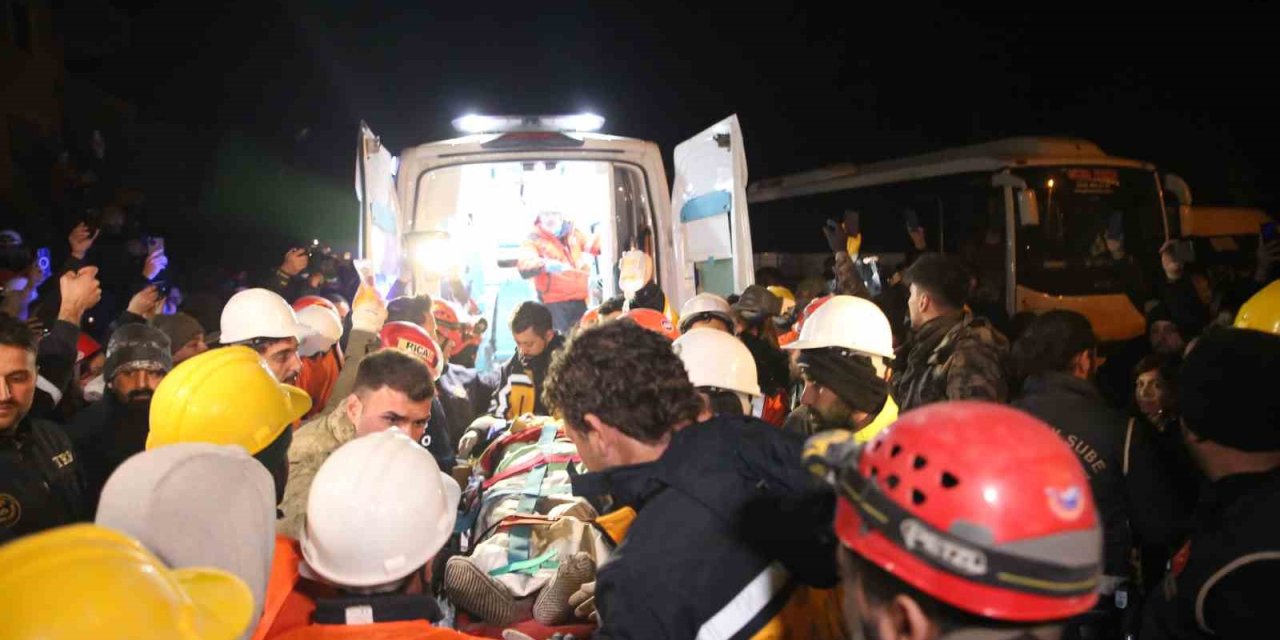 İskenderun’dan 161’inci Saatte Güzel Haber: 50 Yaşındaki Kadın Kurtarıldı