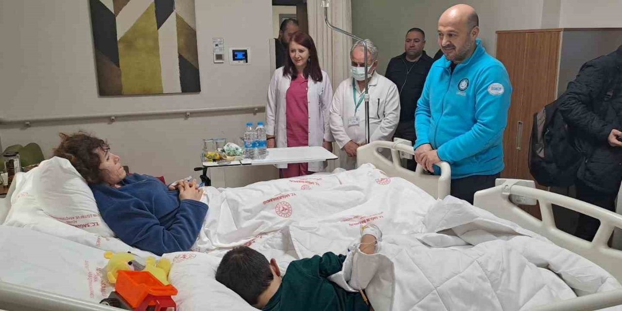 Adana İl Sağlık Müdürü Nacar, Yaralı Kurtulan Vatandaşları Hastanede Ziyaret Etti