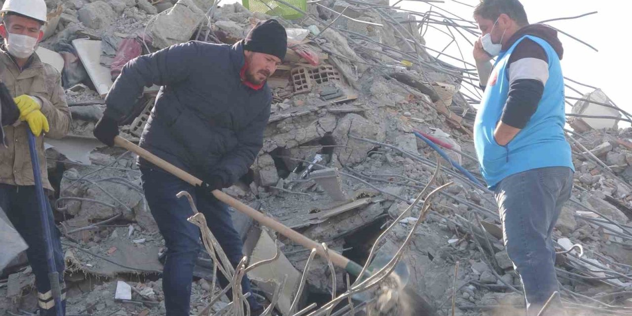 83 Saat Sonra Çıktığı Enkazlara Kurtarma Gönüllüsü Olarak Geri Döndü