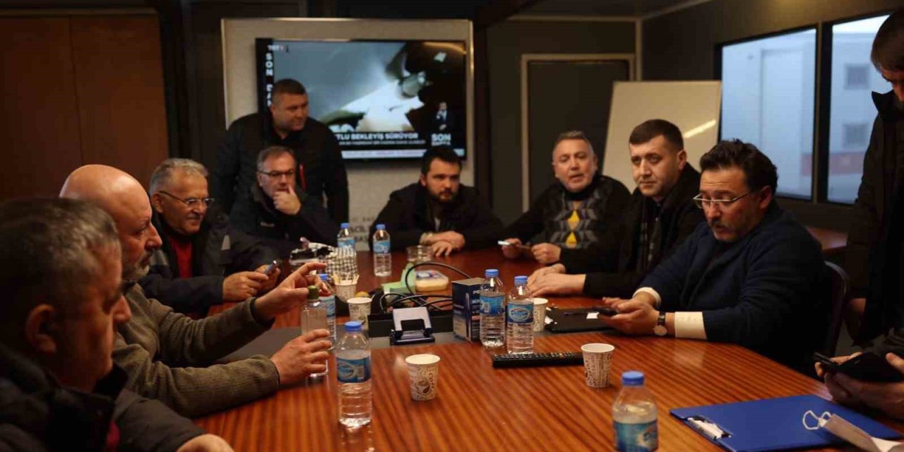 Vali Çiçek Ve Başkan Büyükkılıç’tan Deprem Bölgesinde ‘kayseri’ Dayanışması