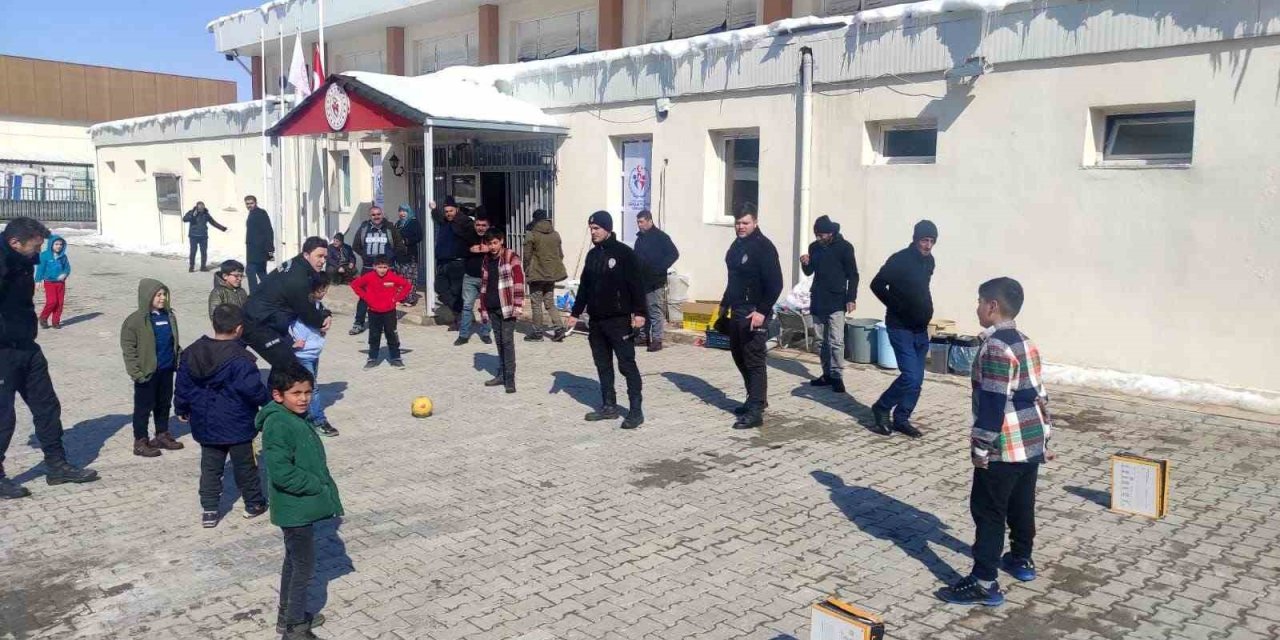Van Polisinden Depremzede Çocuklara Moral