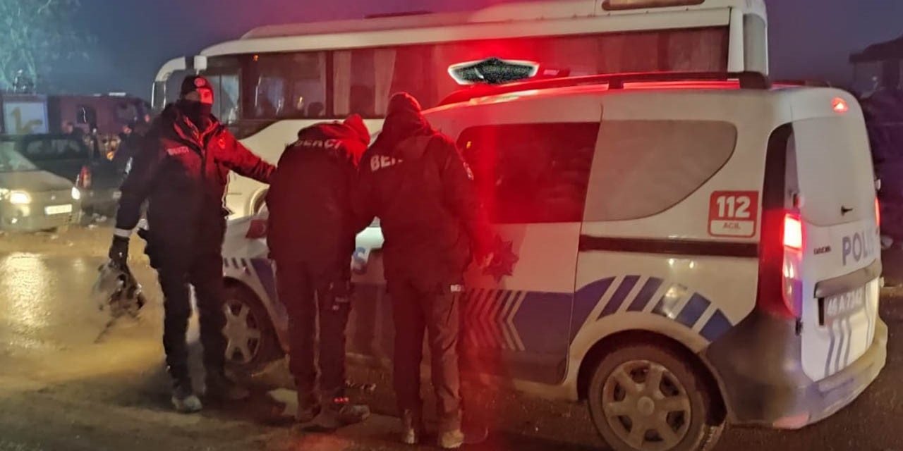 Bekçiler Enkazda Çıkan Ziynet Eşyalarını Karakola Teslim Etti