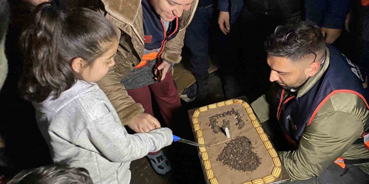 Depremzede Çocuğa Doğum Günü Sürprizi