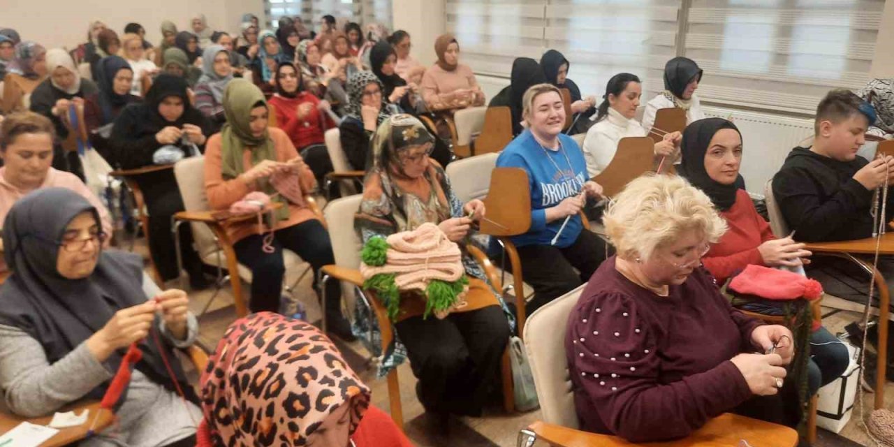 Gaziosmanpaşa’da Onlarca Kadın Depremzedeler İçin Kışlık Kıyafet Hazırlıyor