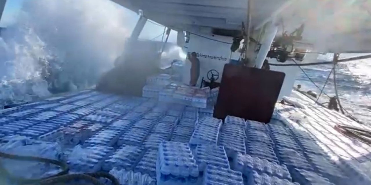 Balıkçılar, Fırtınaya Rağmen Yardımları Deprem Bölgesine Ulaştırdı