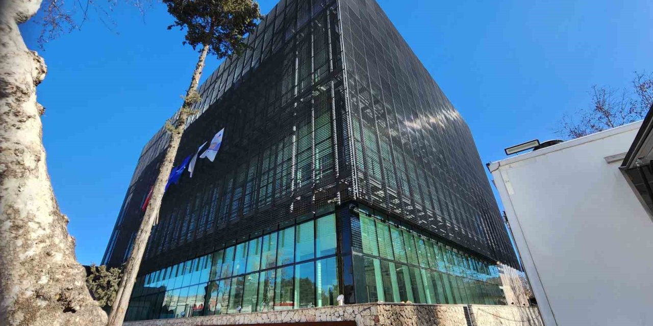 Binlerce Yapının Yok Olduğu Adıyaman’da Şaşırtan Bina