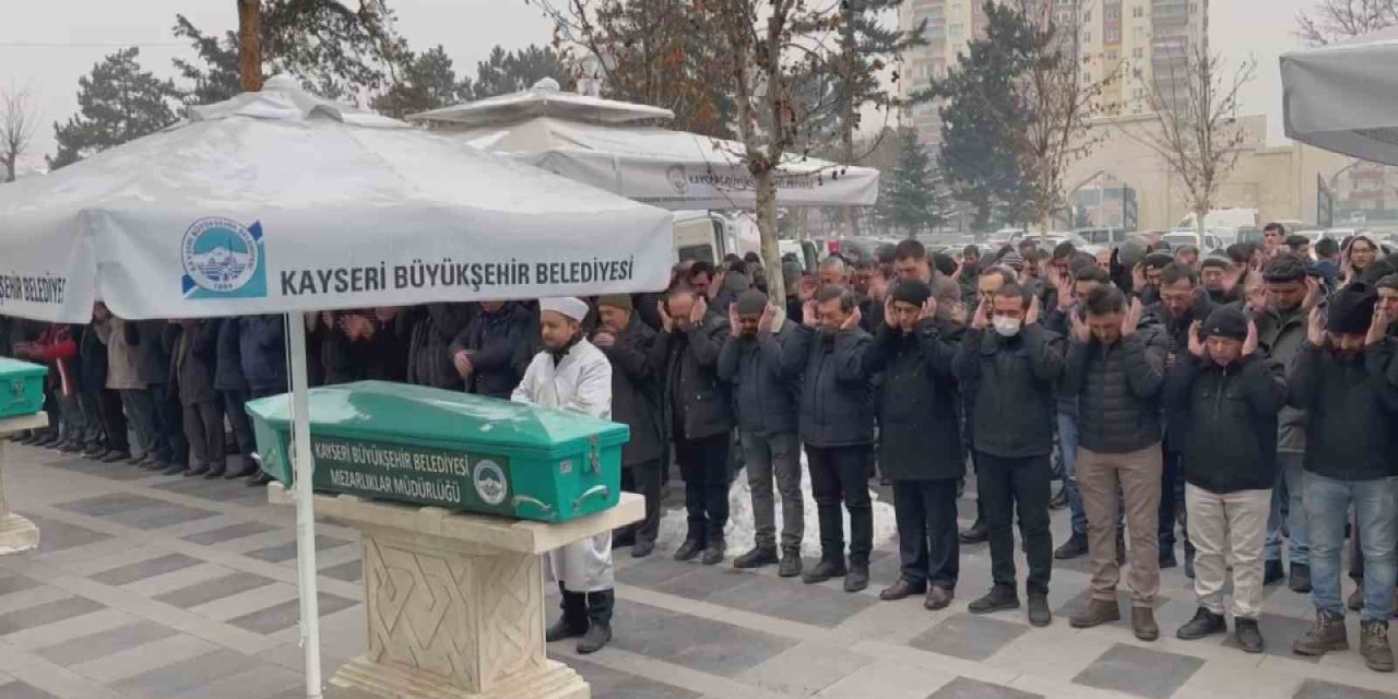Depremde Hayatını Kaybedenler Defnediliyor