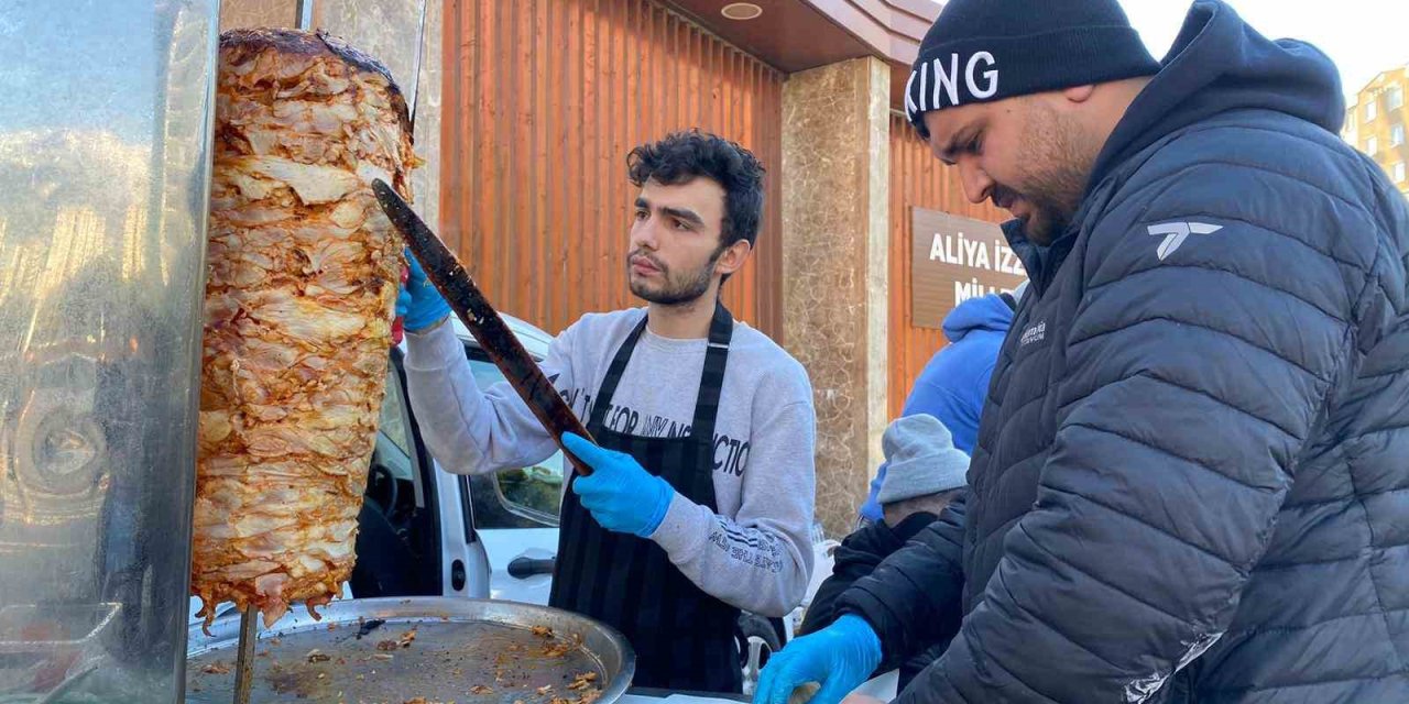 Kahramanmaraş’a Gelen Arkadaş Grubu, Depremzedelere Ücretsiz Döner İkramında Bulundu