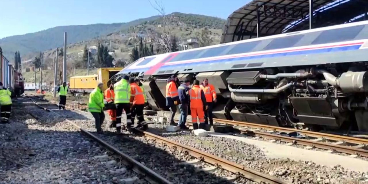 Depremin Devirdiği Trenler Kaldırılıyor