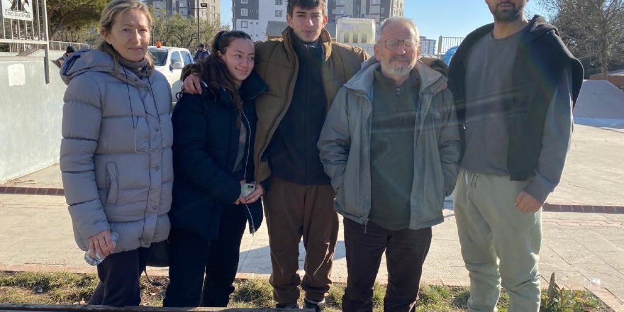 İki Büyük Türkiye Depreminde De Görev Yapan Türk-rus Aile, İnsanların Yaralarını Sarıyor