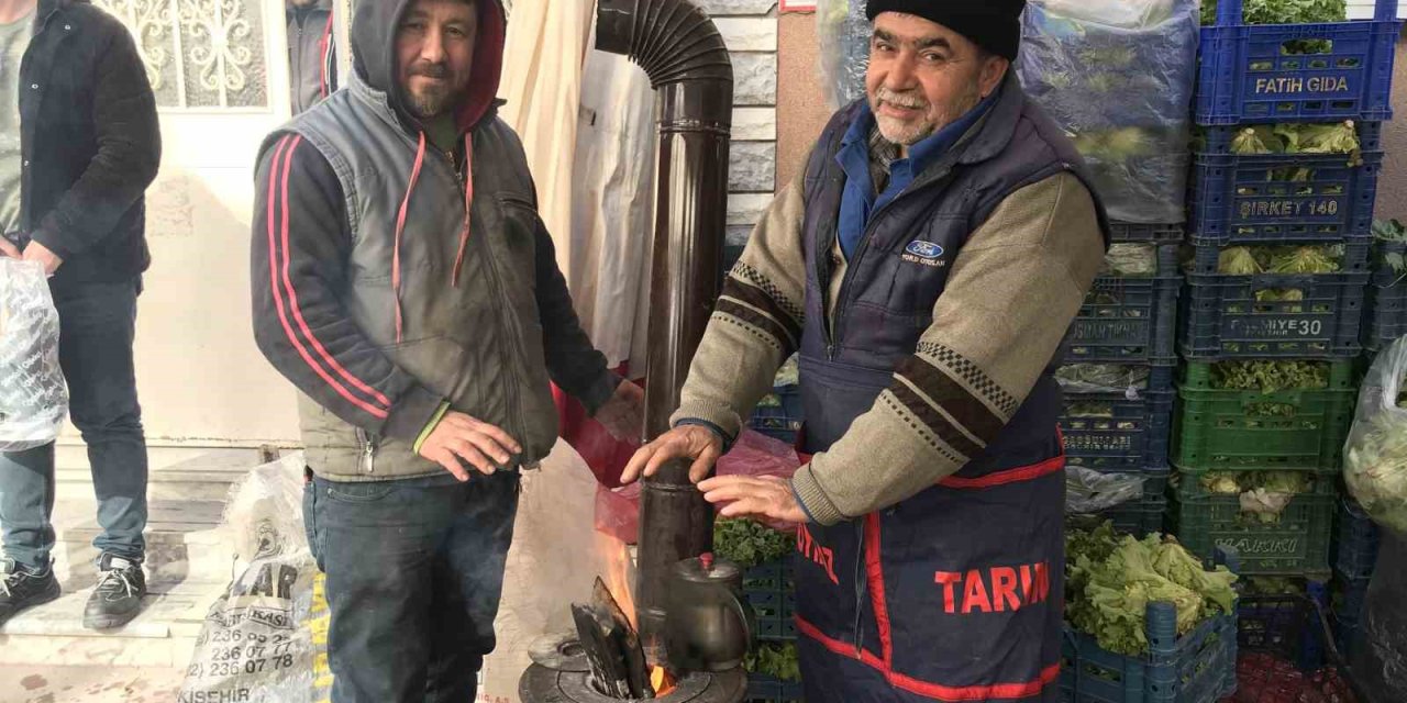 Pazar Esnafı Isınabilmek İçin Ateş Yakıyor
