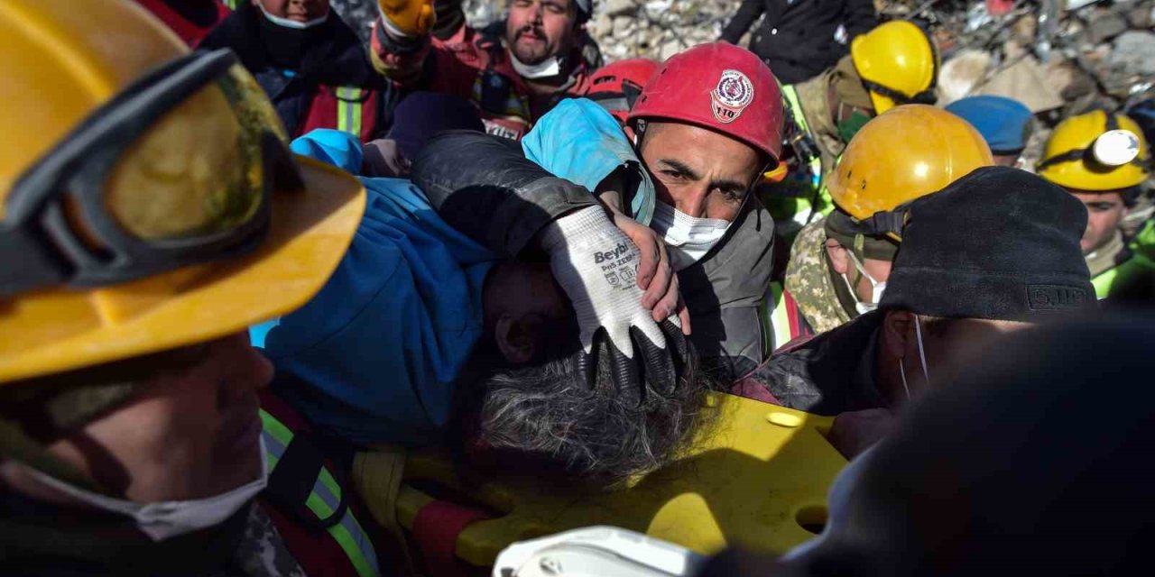 180’inci Saatte Enkazdan Sağ Çıkarılan Kadın: “çok Üşüdüm, Ayaklarımı Örtün”