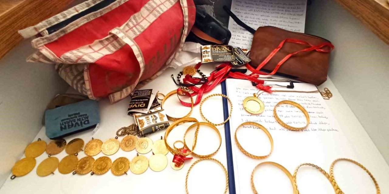 Enkazdan Çıkartılan 971 Bin Lira Değerinde Para Ve Altın İle Çelik Kasa Polise Teslim Edildi