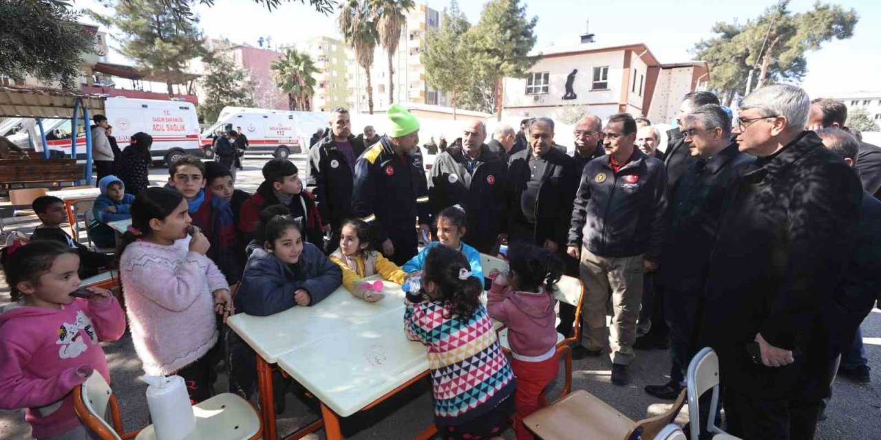 Bakan Dönmez, Osmaniye’de Çadır Kentteki Afetzedeleri Ziyaret Etti