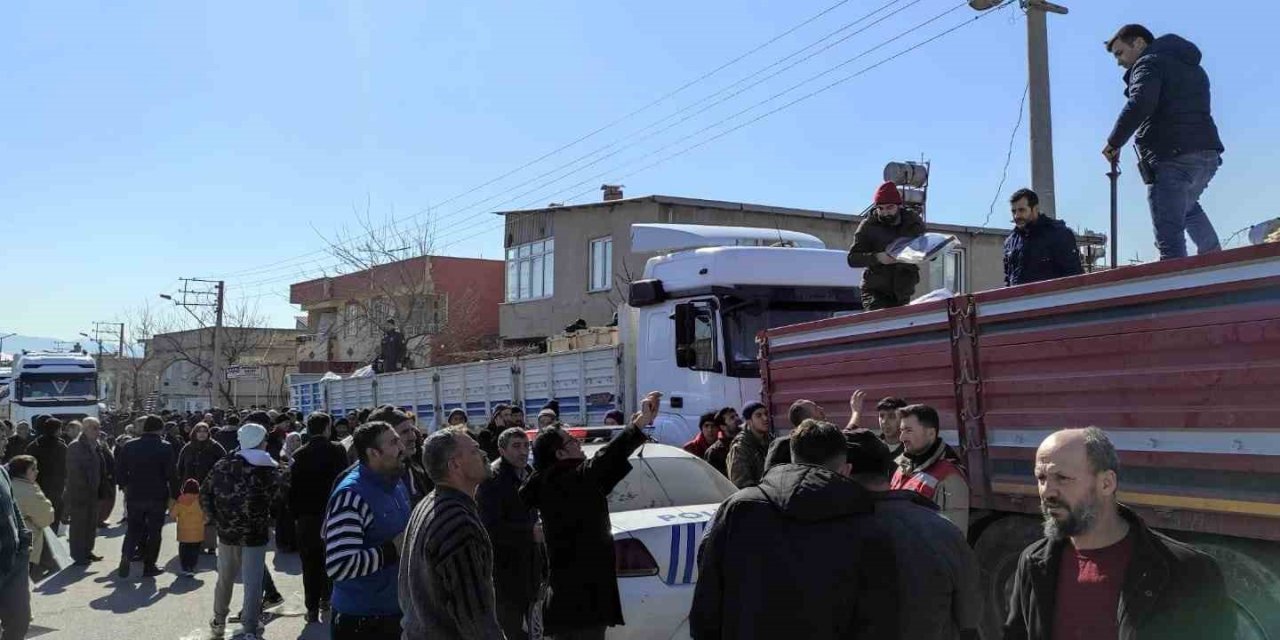 Azerbaycan’dan Gelen Yardım Tırları Depremzedelere Merhem Oldu