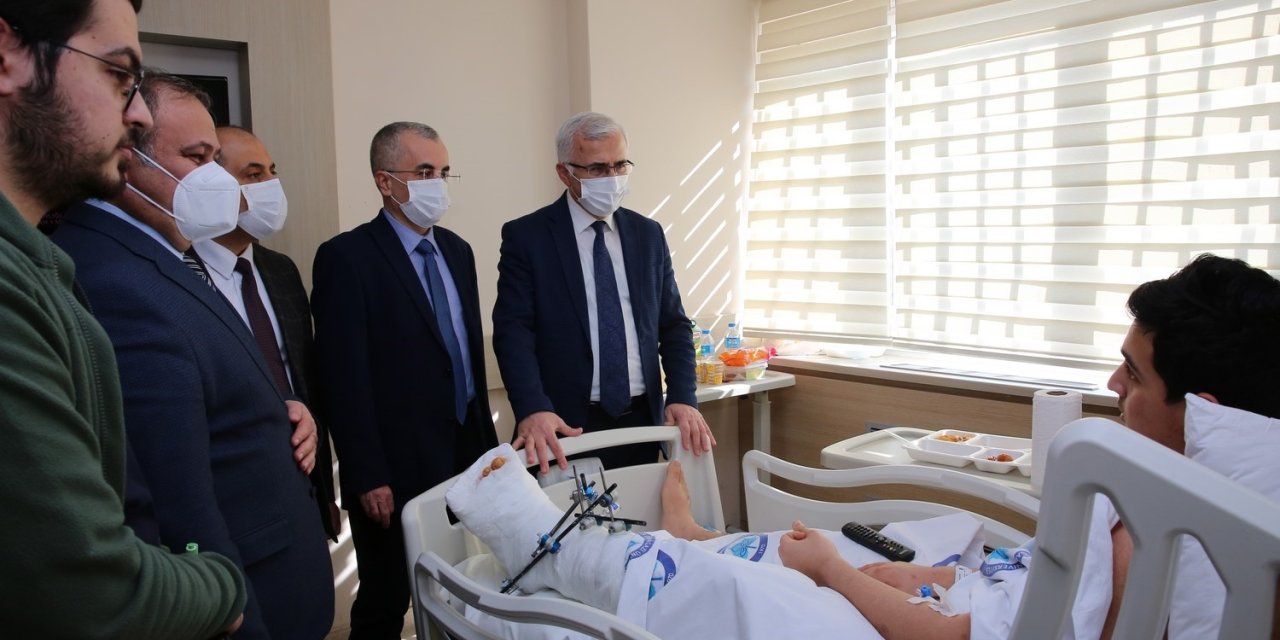 Esogü Yönetiminden Deprem Bölgesinden Sevk Edilen Yaralılara Ziyaret