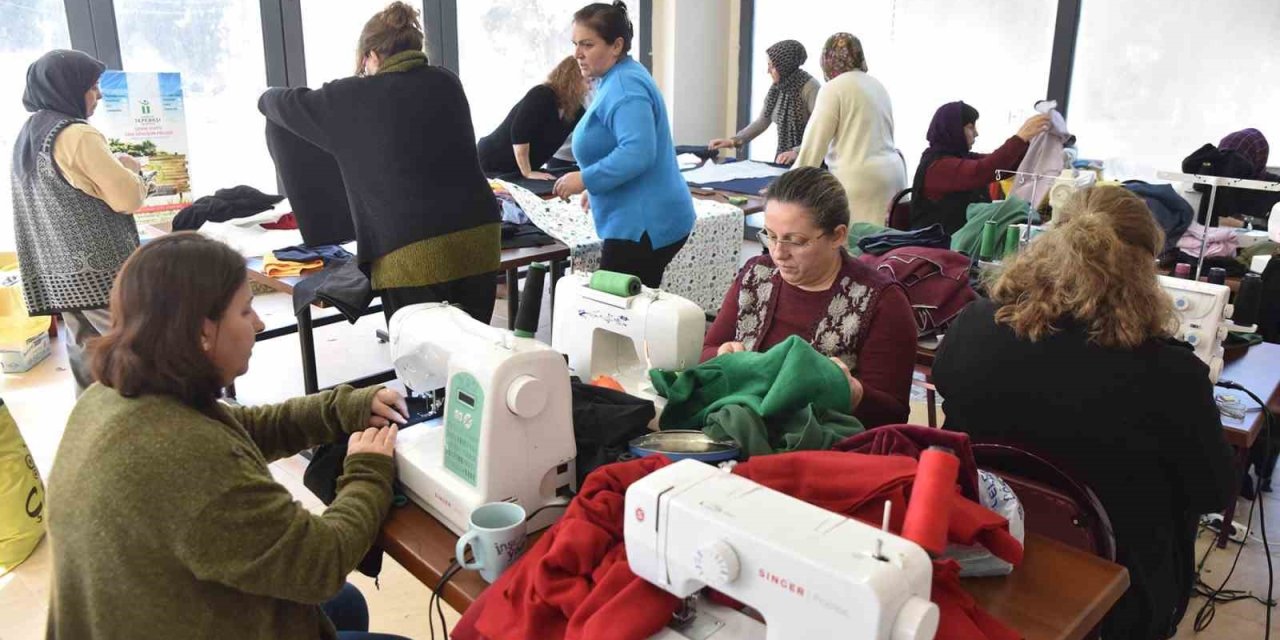 Kadınlar Depremzedelere Destek İçin Dikiyorlar