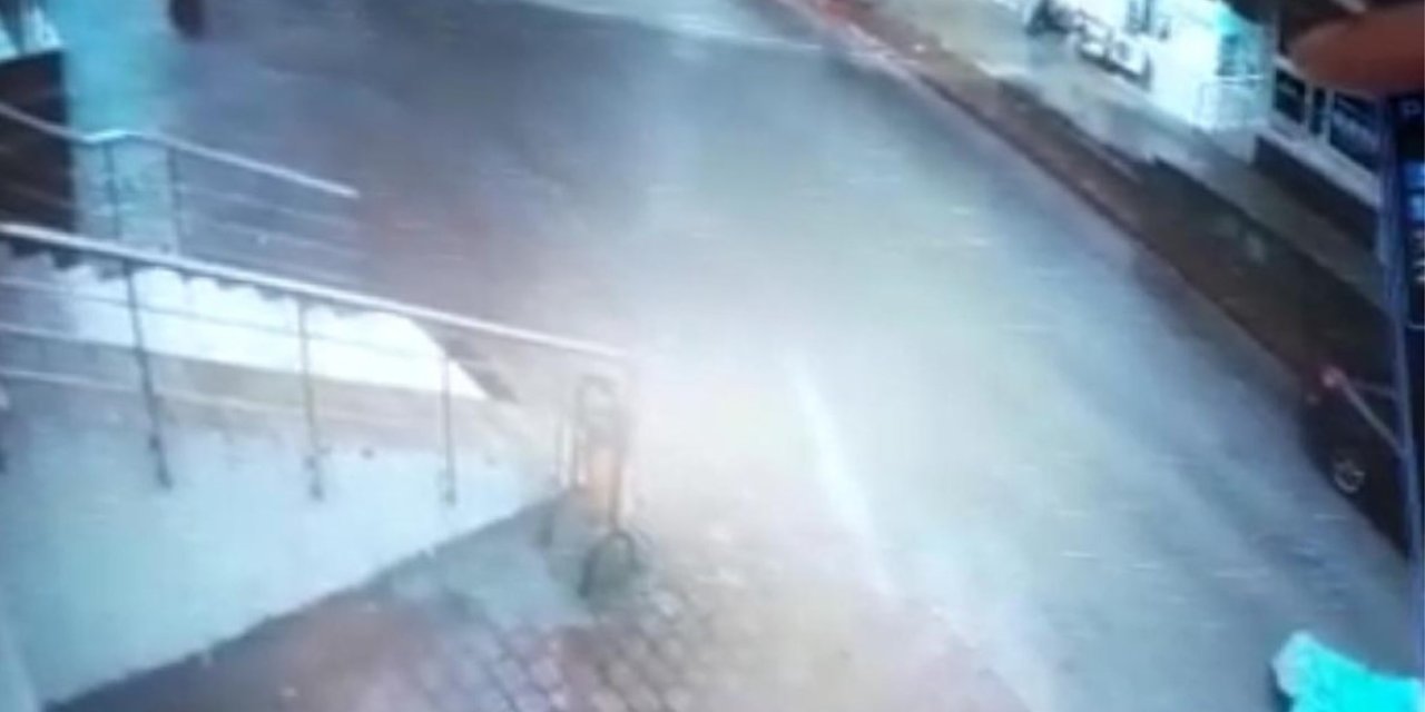 Minibüs Binadan Düşen Su Deposunun Altında Kalmaktan Saniyelerle Kurtuldu