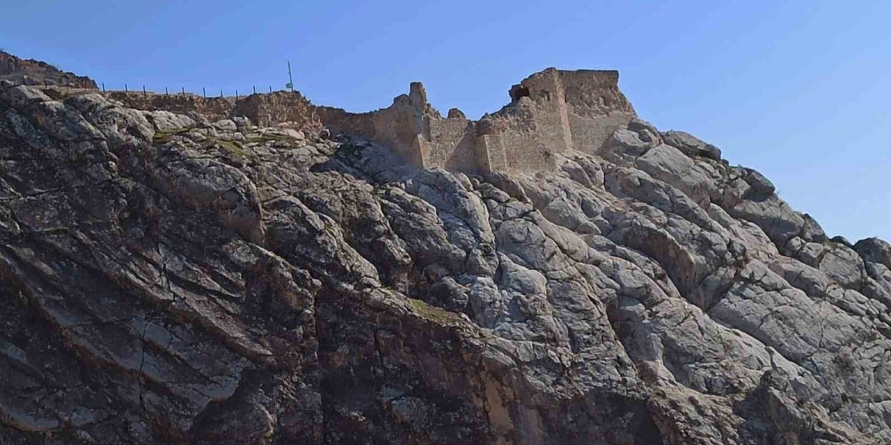 Kahta Kalesi Depremde Zarar Gördü