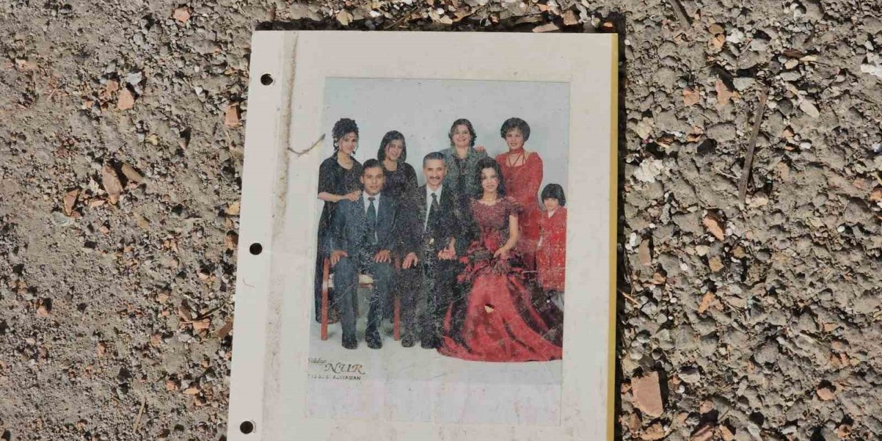 Mutluluklar Fotoğraflarda, Fotoğraflar Enkazlarda Kaldı