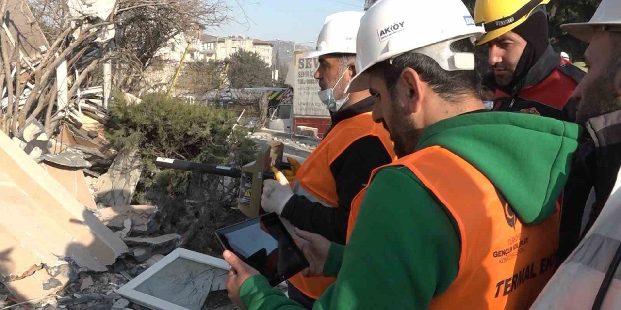 Enkaz Altında Olan Canlıları Termal Dedektör İle Tespit Ediyorlar