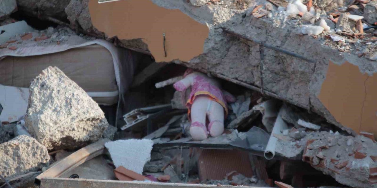 Depremin Merkez Üssünde Yürek Burkan Fotoğraf: Oyuncak Bebekte Enkaz Altında Kaldı