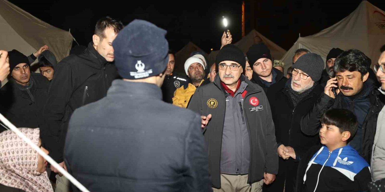 Bakan Dönmez, İskenderun’da Çadır Kentteki Depremzedelerle Bir Araya Geldi