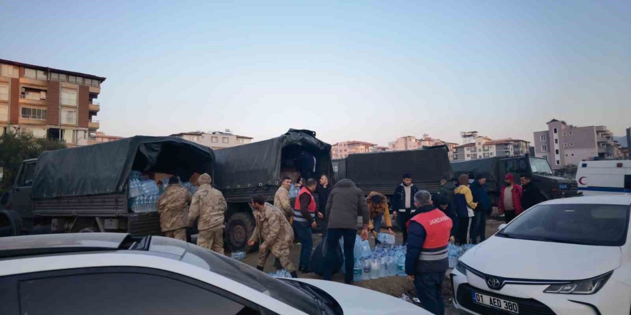 Hatay İl Jandarma Komutanlığı Ekipleri Depremzedelere Erzak Dağıtımı Yaptı