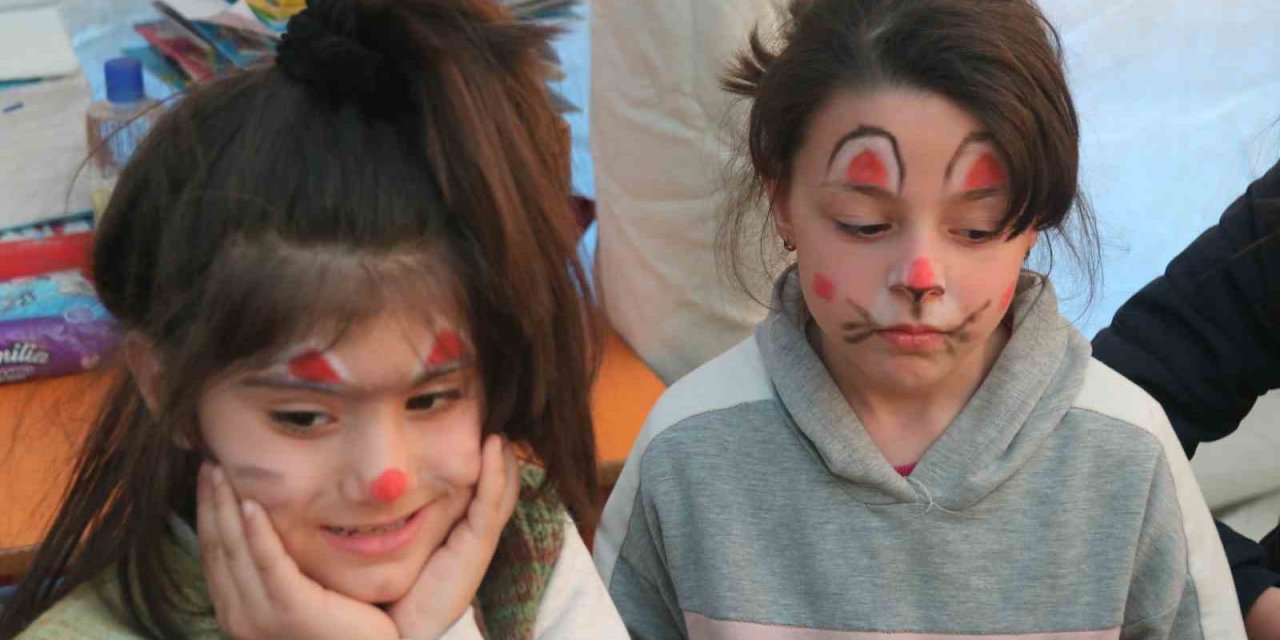 Depremzede Çocuklar Korkularını Kağıda Çiziyor