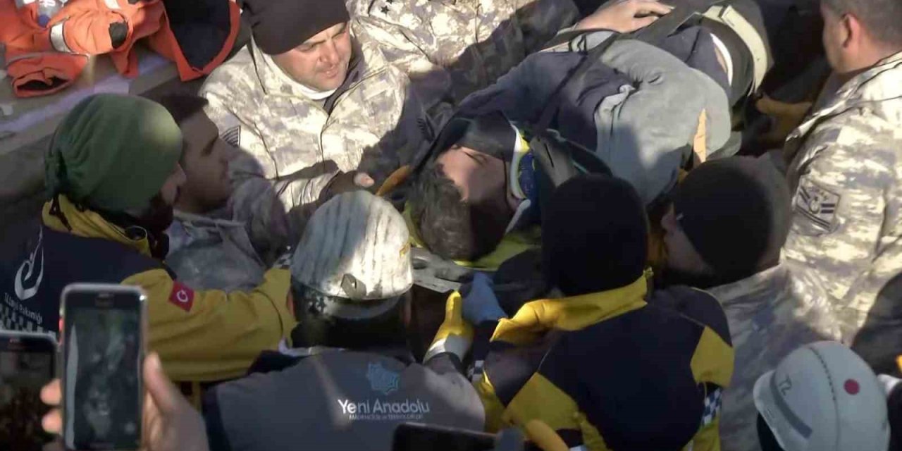 Kahramanmaraş’ta Depremin 198. Saatinde 1 Kişi Enkazdan Sağ Çıkartıldı.