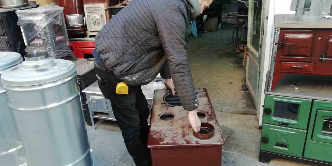 Deprem Bölgesine Soba Yollayan Vatandaşlar Esnafı Yoğunlaştırdı