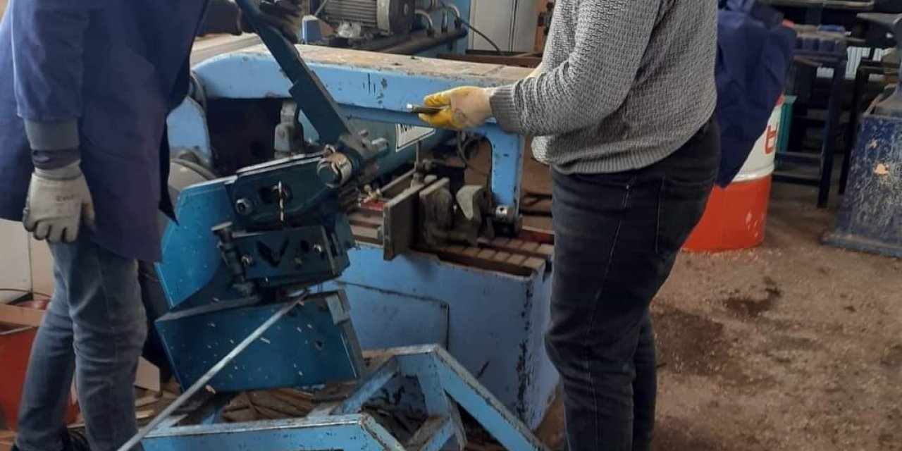 Tomarza’da Depremzedeler İçin Soba Üretiliyor