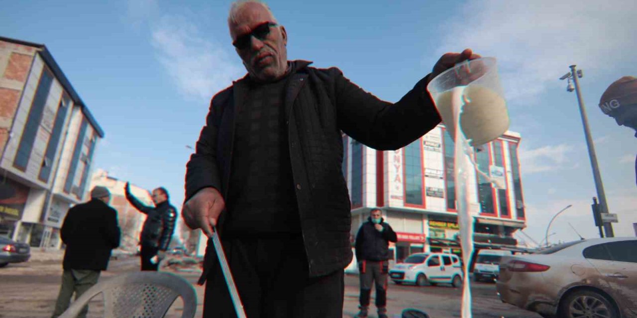 Depremzede "sütçü Baba" İneklerini Depremzedeler Ve Ekipler İçin Sağıyor