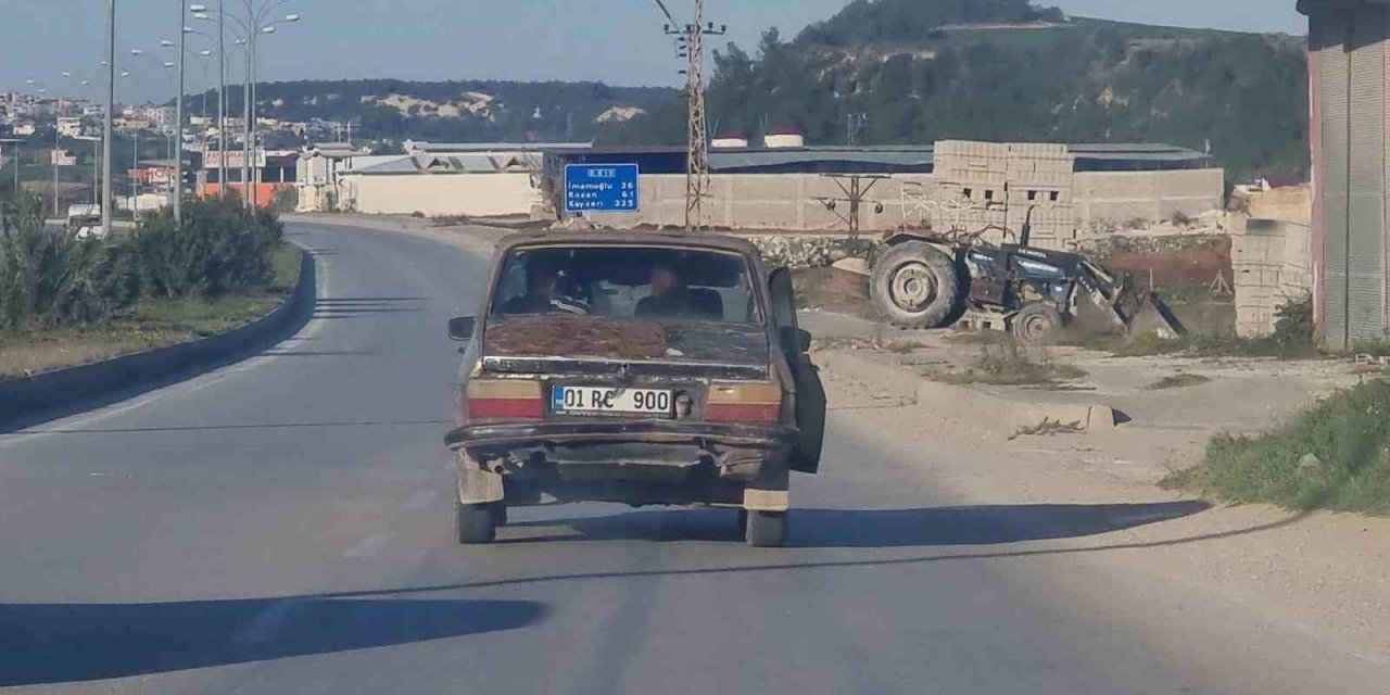 Kapısı Açık Halde Seyreden Eski Otomobilin Trafikte Tehlikeli Yolculuğu