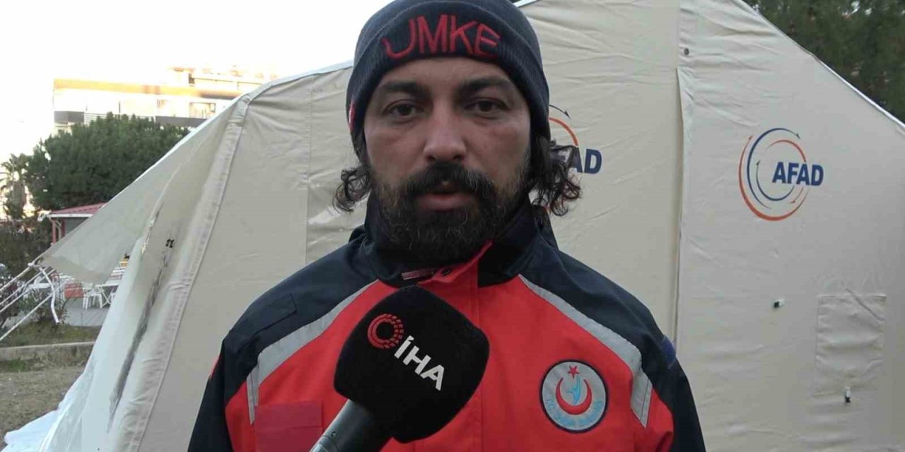 Umke Personeli Yemeğini Kedi İle Paylaştı