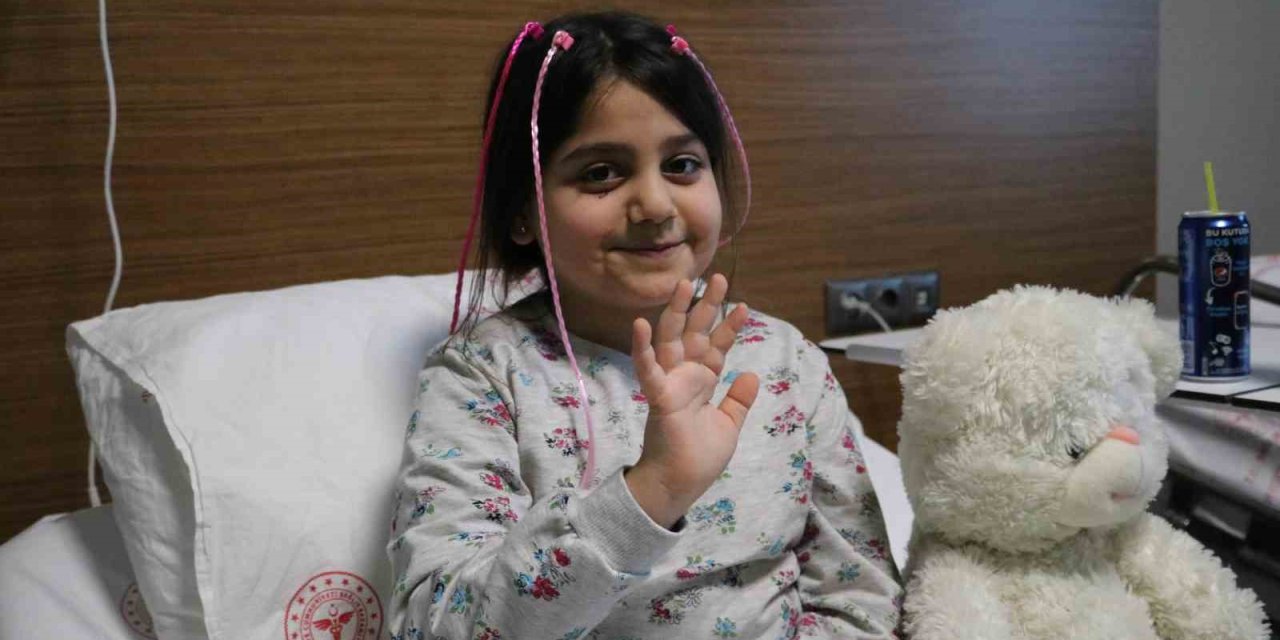 101 Saat Kaldığı Enkaz Altında Babasıyla Oyunlar Oynamış