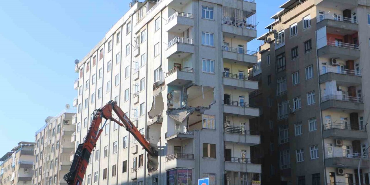 Depremde Hasar Gören Ve Çökme Tehlikesi Geçiren Altınkaya Apartmanı Yıkılıyor