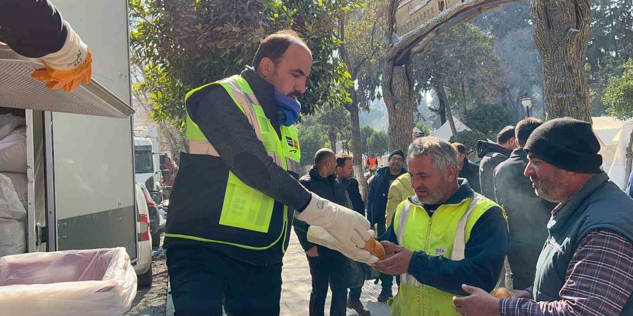 Başkan Altay, Mobil Mutfak Tırı Ve Ekmek Fırınında Yemek Dağıtımı Yaptı
