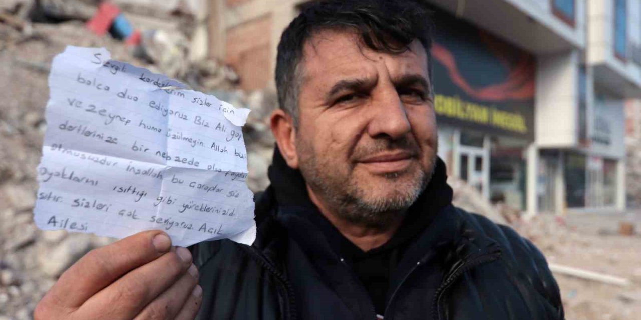 Depremzedelere Parçalanmış Kâğıtla Adeta ’biz De Paramparçayız’ Mesajı Vermişler