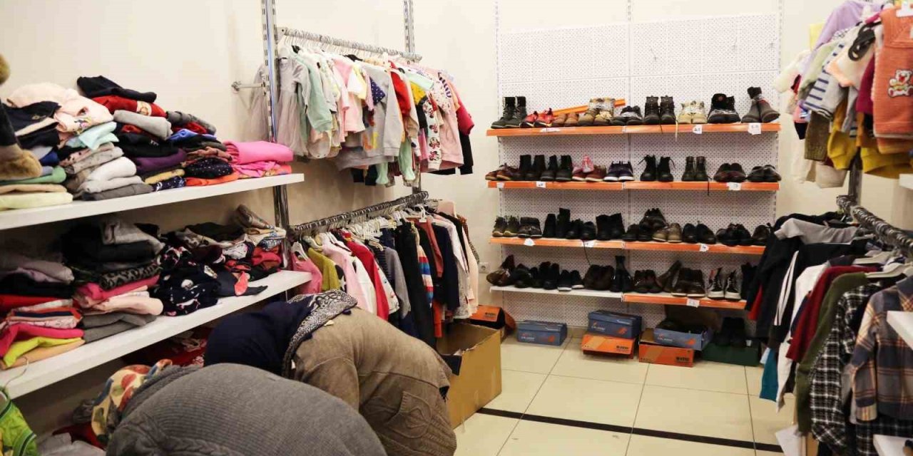 Eyüpsultan’a Gelen Depremzedelere Giysi Desteği