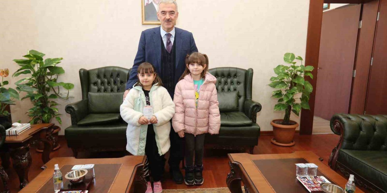 İlkokul Öğrencileri Biriktirdikleri Harçlıkları Depremzedelere Gönderdi