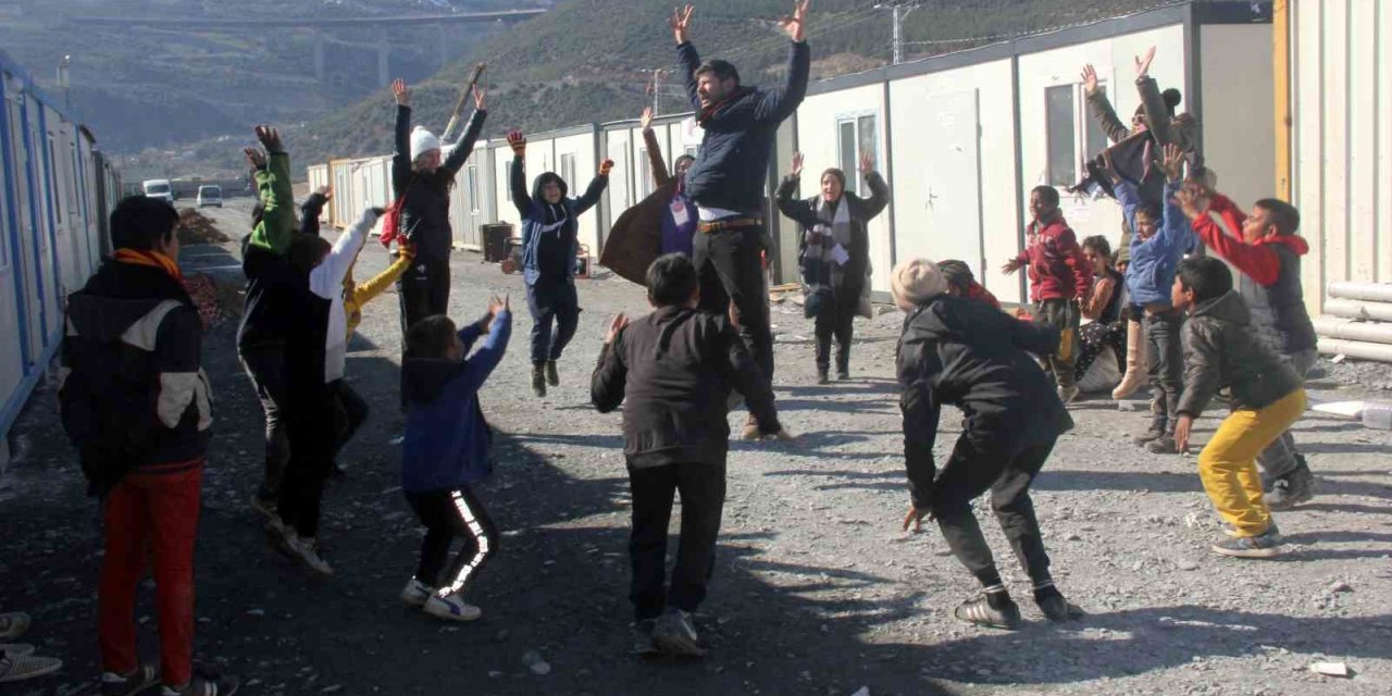 Deprem Bölgesindeki Çocuklara Psikolojik Destek