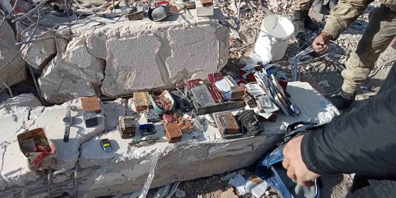 Madenciler, 15 Milyon Değerinde Ziynet Eşyasını Kolluk Kuvvetlerine Teslim Etti