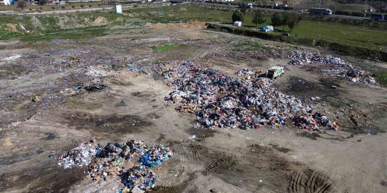 Hatay’da Kentin Dışına Toplanan Çöp Yığını Havadan Görüntülendi