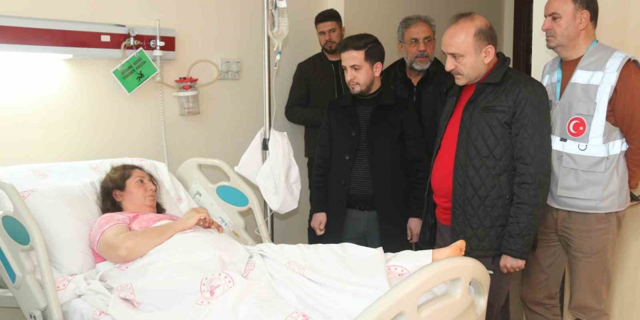 Öz Sağlık-iş Sendikası’ndan Yaralı Depremzedelere Moral Desteği