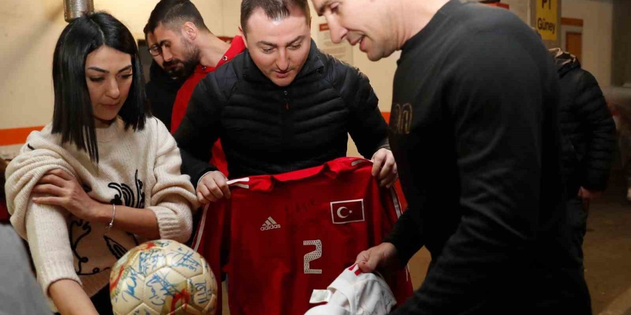 Emre Aşık, Milli Takım Formasını Depremzedeler İçin Hediye Etti