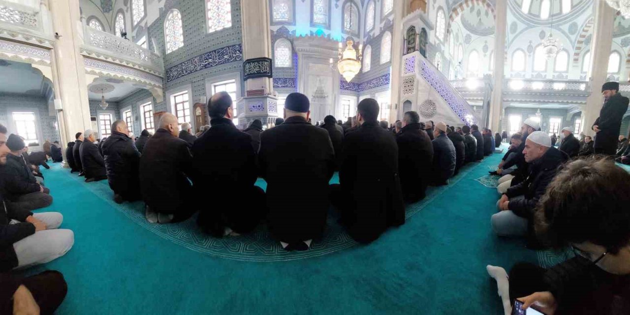 Küçükçekmece’de Depremde Hayatını Kaybedenler İçin Kur’an-ı Kerim Okutuldu